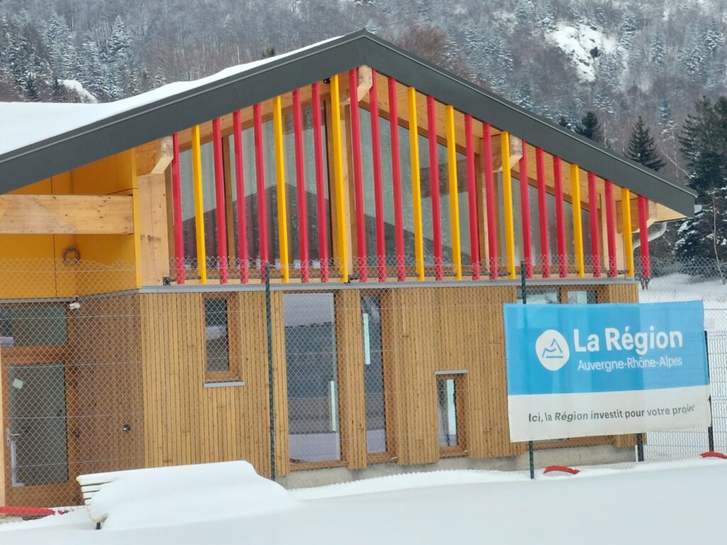 Images du nouveau bâtiment de l'ecole de l'Alpe du Grand Serre, avec notre Brise Soleil.